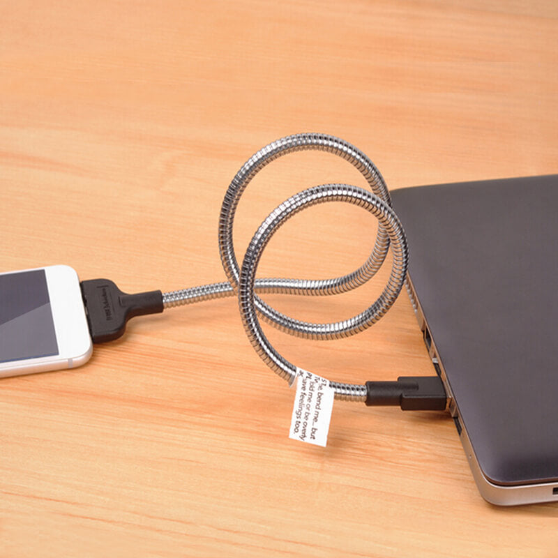 Elegant fleksibelt stativ og ladekabel for universell bruk med smarttelefon.