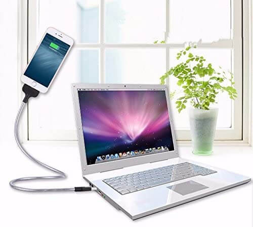 Fleksibelt telefonstativ og ladekabel for iPhone, perfekt for videosamtaler.
