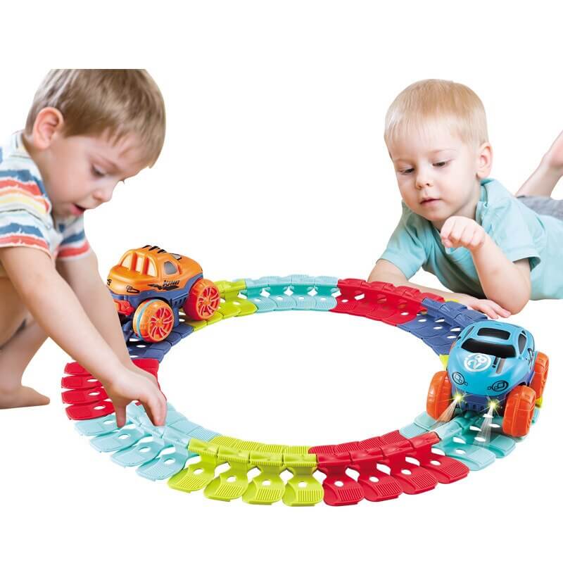 Oversiktsbilde av kompleks, fleksibel racerbilbane, viser kreativ byggelek og mange muligheter.