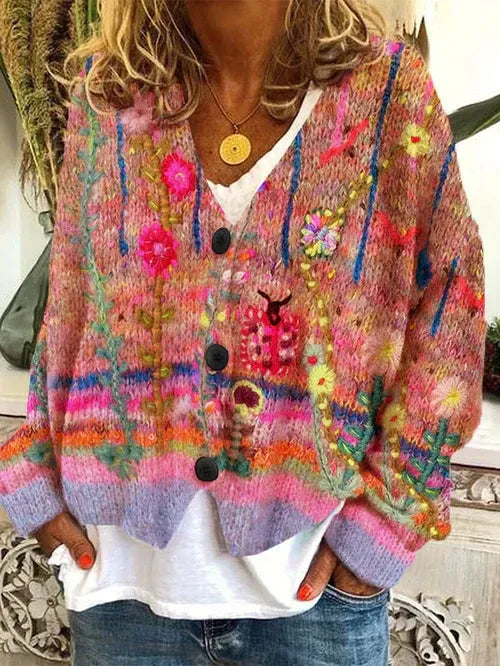 Komfortabel bohemsk damecardigan, oversized og strikket i chunky mønster med knapper, ideell for hverdagsbruk.