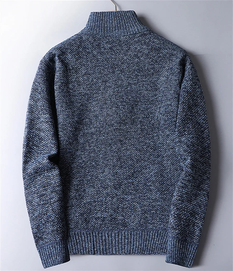 Komfortabel herregenser med høy hals og halv glidelås i casual stil for hverdagsbruk.