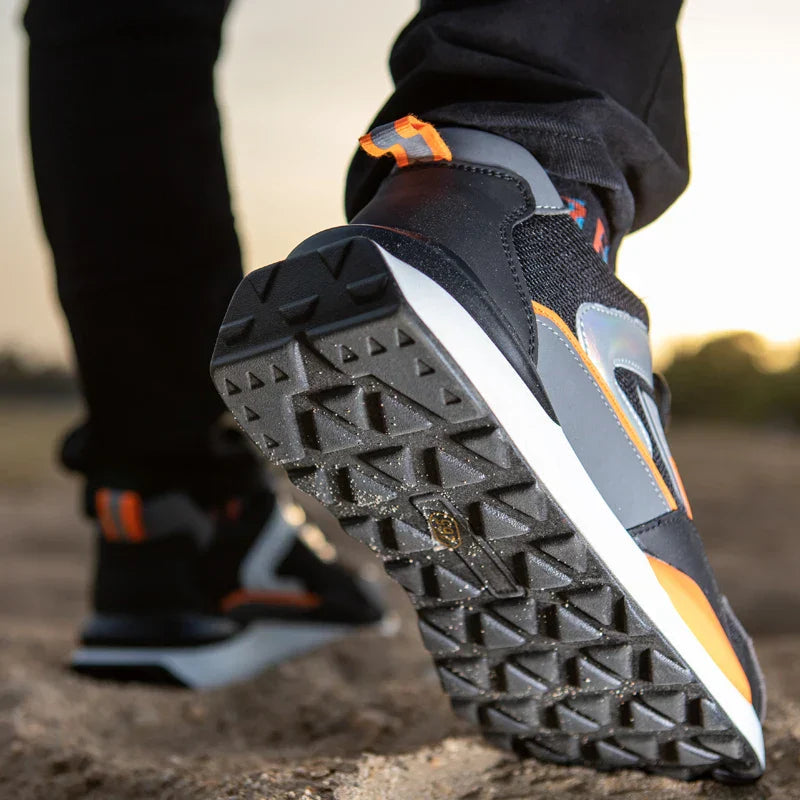 Sporty FlexGuard sikkerhetssko, unisex. Grå og svart modell med ståltåhette og kevlarbeskyttelse.