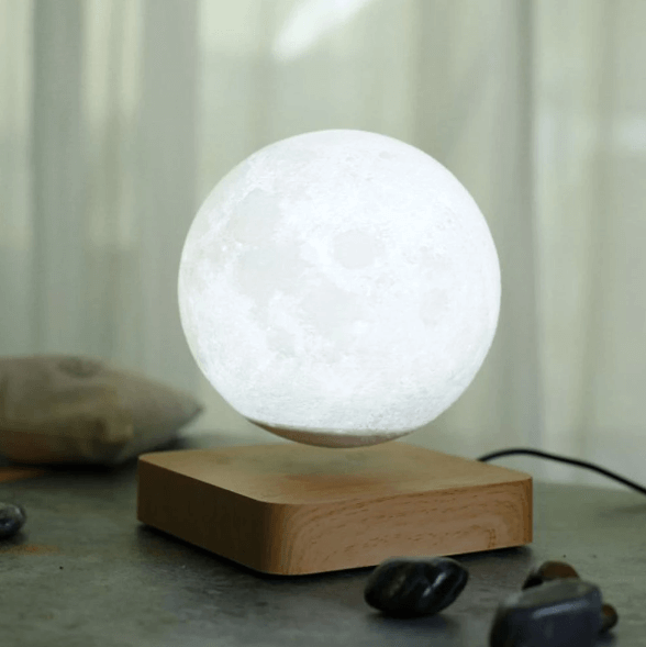 Moderne stue med den flytende månelampen, elegant LED-lys og innovativ hjemmedekor.