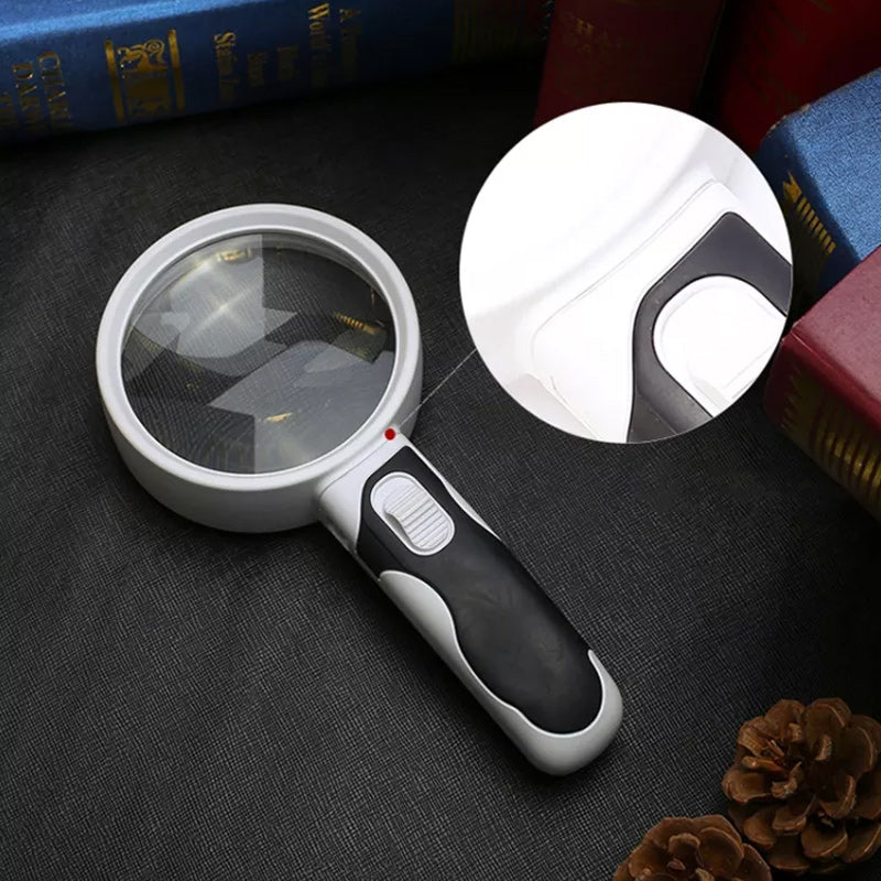 Forstørrelsesglass med LED-lys for eldre og svaksynte, ideelt som lesehjelp og synshjelp.