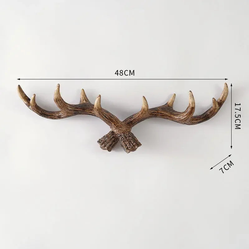 Rustikt kleshengerstativ i antler stil. Elegant veggoppbevaring for jakker og skjerf.