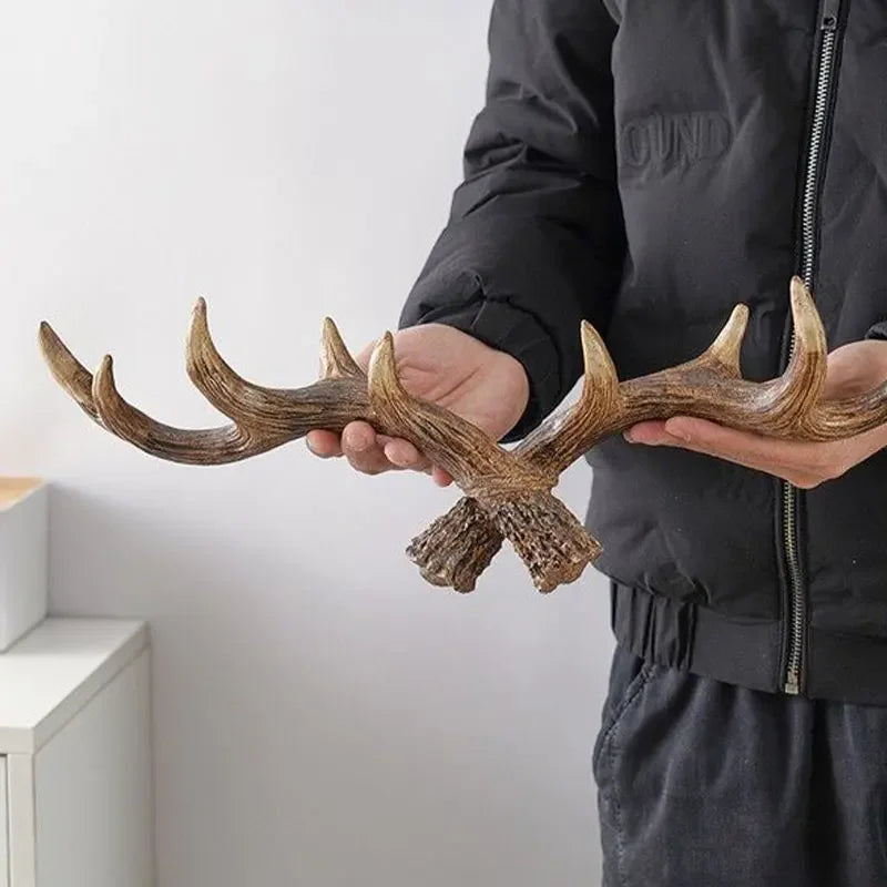 Hjemmeinnredning: Antler frakkestativ. Robust kleshenger i resin, perfekt for jakker.