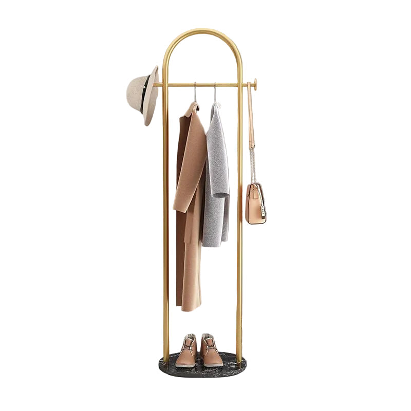 Frittstående klesstativ med elegant gull og solid marmorbase. Perfekt for moderne interiør.