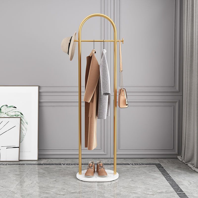 Elegant gull klesstativ med marmorbase, ideelt for garderobe, entré eller soveromsoppbevaring.