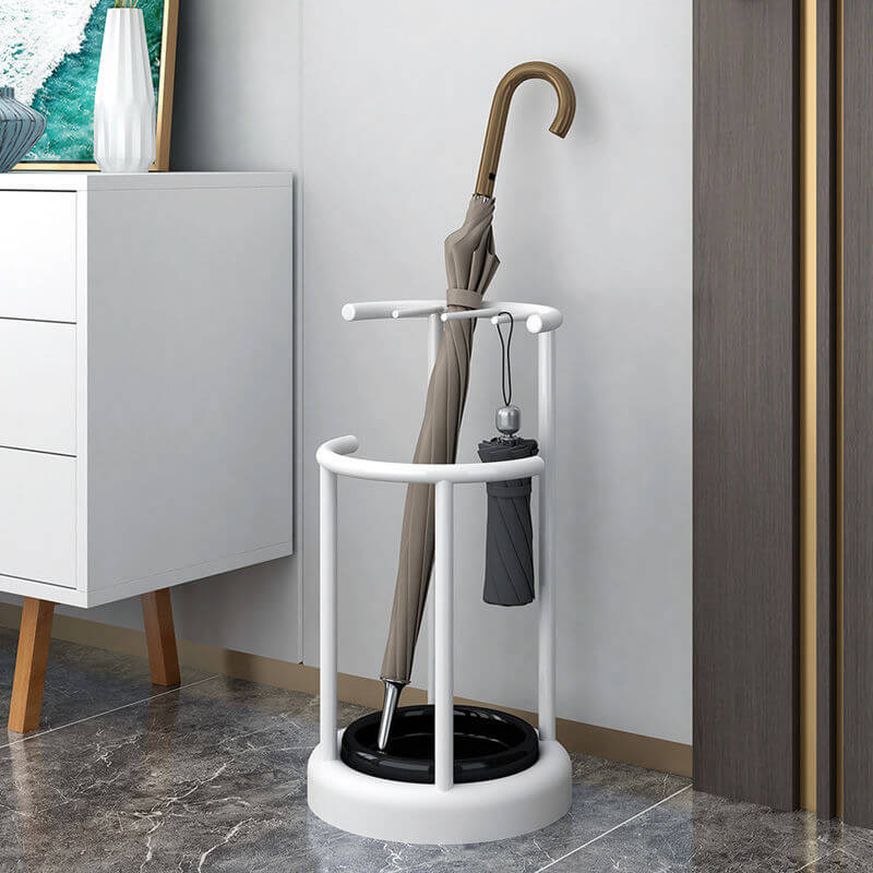 Elegant, moderne paraplystativ i solid metall for stilig oppbevaring av paraplyer i entréen.