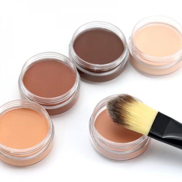 Vanntett fulldekkende concealer for kvinner, perfekt for en feilfri hudtone.