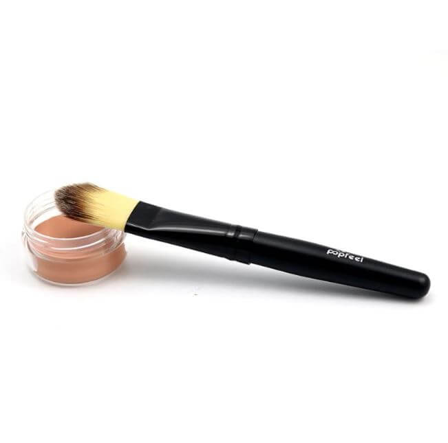 Fuktighetsgivende krem-concealer for ansikt, gir jevn og feilfri hud hele dagen.