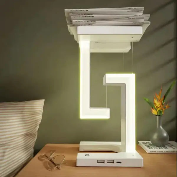 Stilren Tensegrity bordlampe med integrert trådløs lading og LED-lys. Perfekt som nattlampe eller designelement.