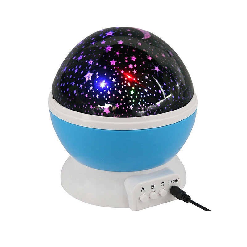 Galakseprojektor i aksjon, fyller taket med tusenvis av blinkende stjerner og fargerike nebulae.