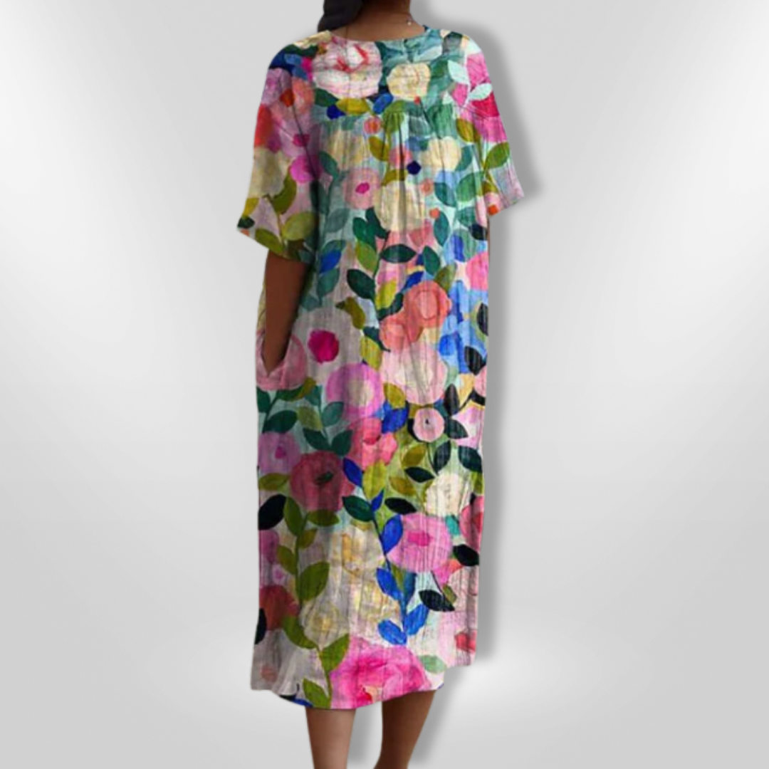 Detailansicht des Blumendrucks auf einem weichen, luftigen Damen Sommerkleid mit V-Ausschnitt.