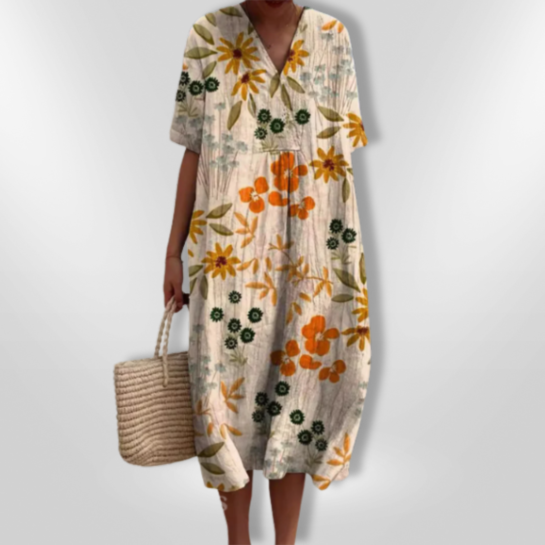 Frau trägt ein leichtes Damen Sommerkleid mit Blumendruck, ideal für den Urlaub.