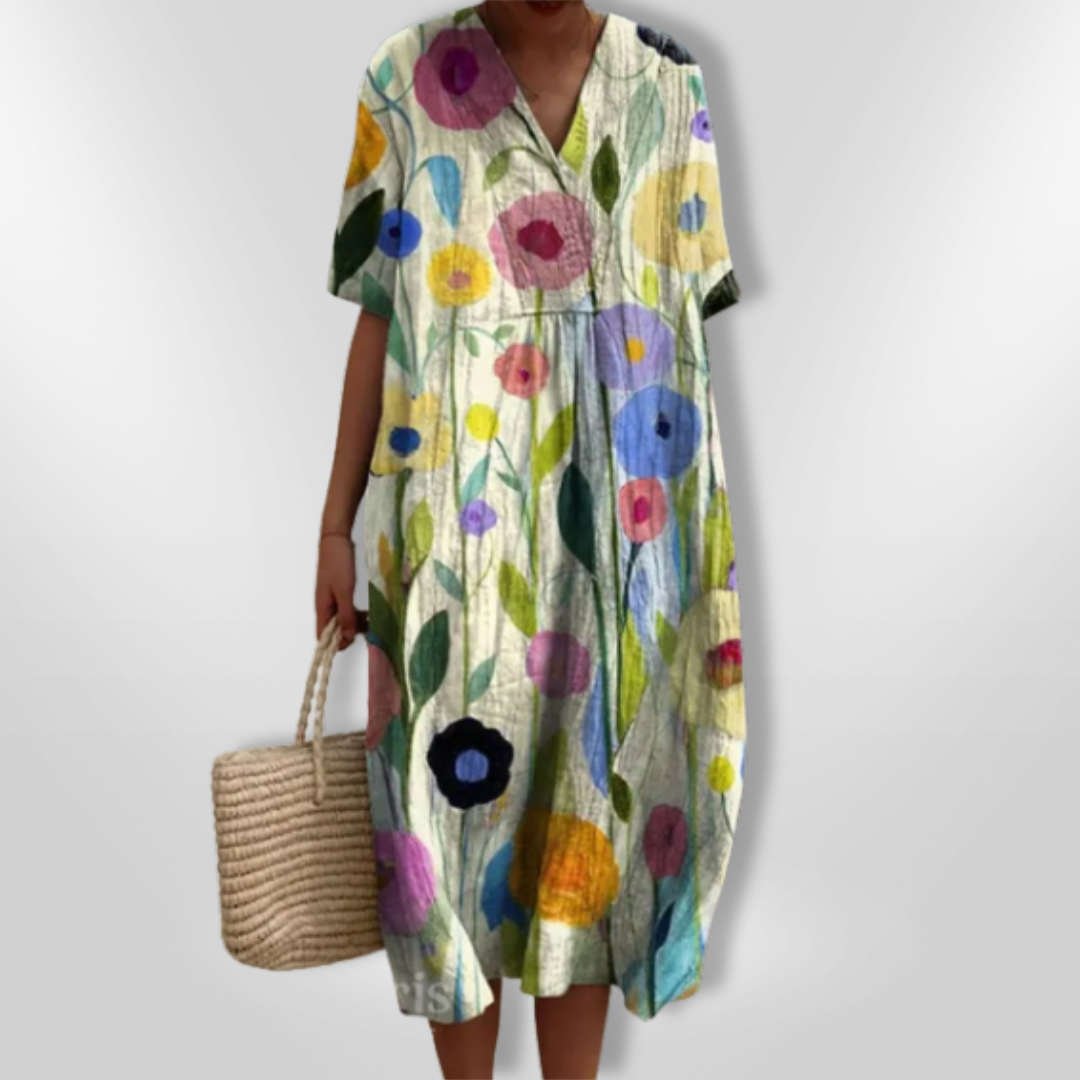 Vorderansicht eines bequemen Damen Sommerkleids, locker fallend, mit V-Ausschnitt und Blumenmuster.