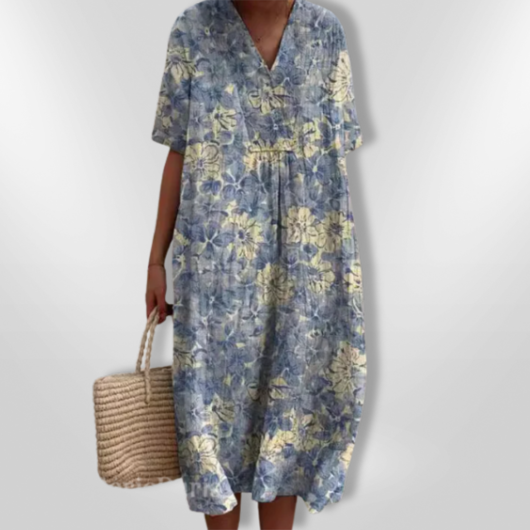 Nahaufnahme des V-Ausschnitts und des Blumendrucks auf einem Damen Sommerkleid.