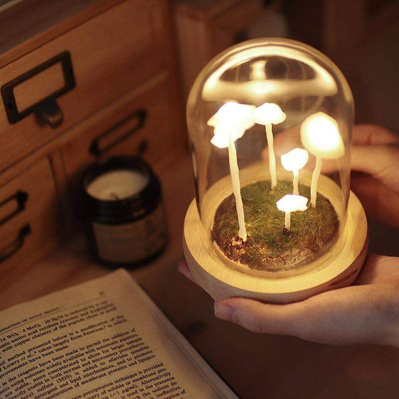 Vakkert designet sopplampe som bordlampe, ideell for stemningsfull belysning og hjemmedekor.