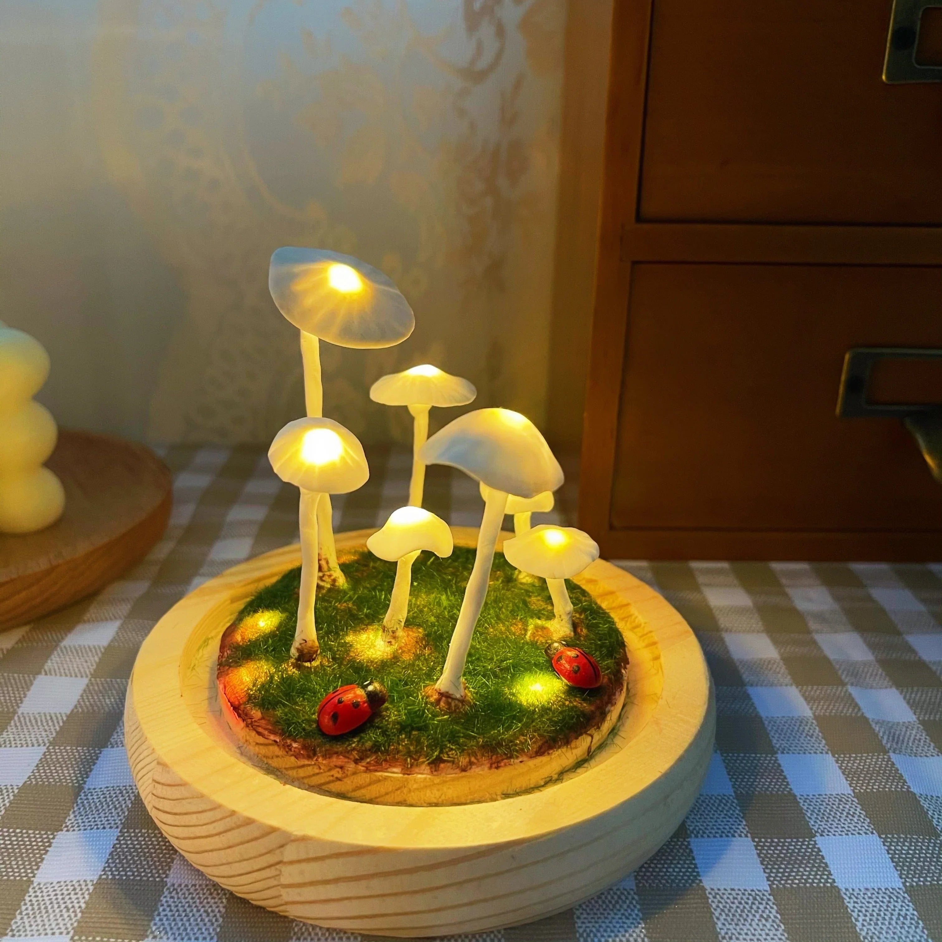 Stilfull sopplampe med mykt stemningslys, som en del av et gjør-det-selv sett for interiørentusiaster.