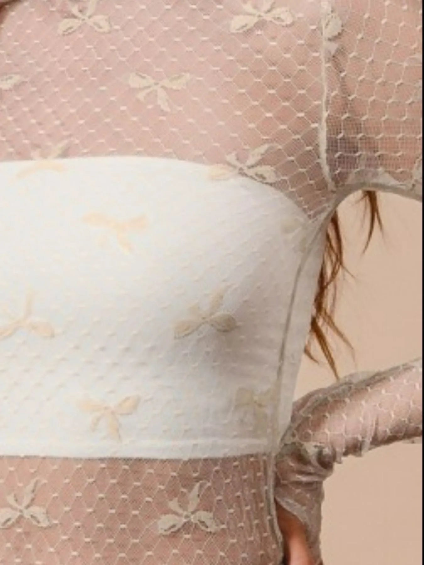 Trendy gjennomsiktig damebluse i blonde med sjarmerende sløyfemønster, perfekt sommertopp.