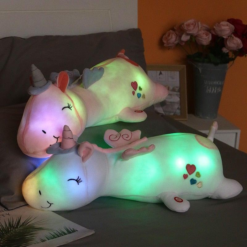 Blå glødende enhjørning plysjleke som nattlampe. Ideell kosevenn for barn; passer til bursdagsgave.