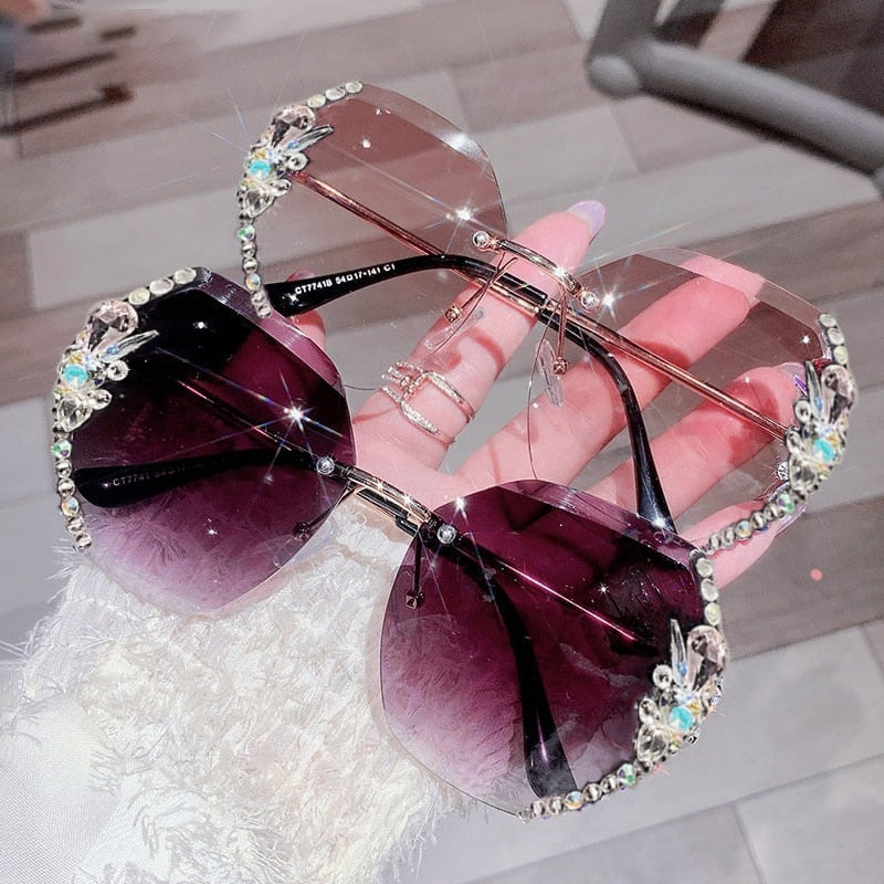 Luksuriøse damesolbriller uten ramme med rhinestones, perfekt for glamorøs sommerstil og moteriktig tilbehør.