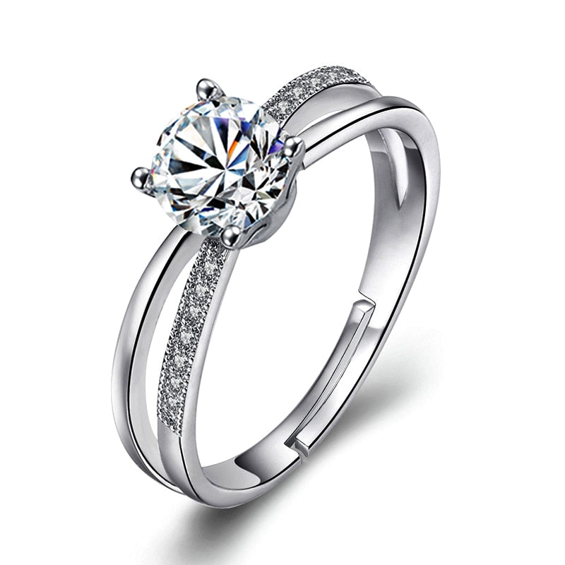 Glinsende sølvfarget justerbar forlovelsesring for kvinner med skinnende cubic zirconia. Allergivennlig smykke.