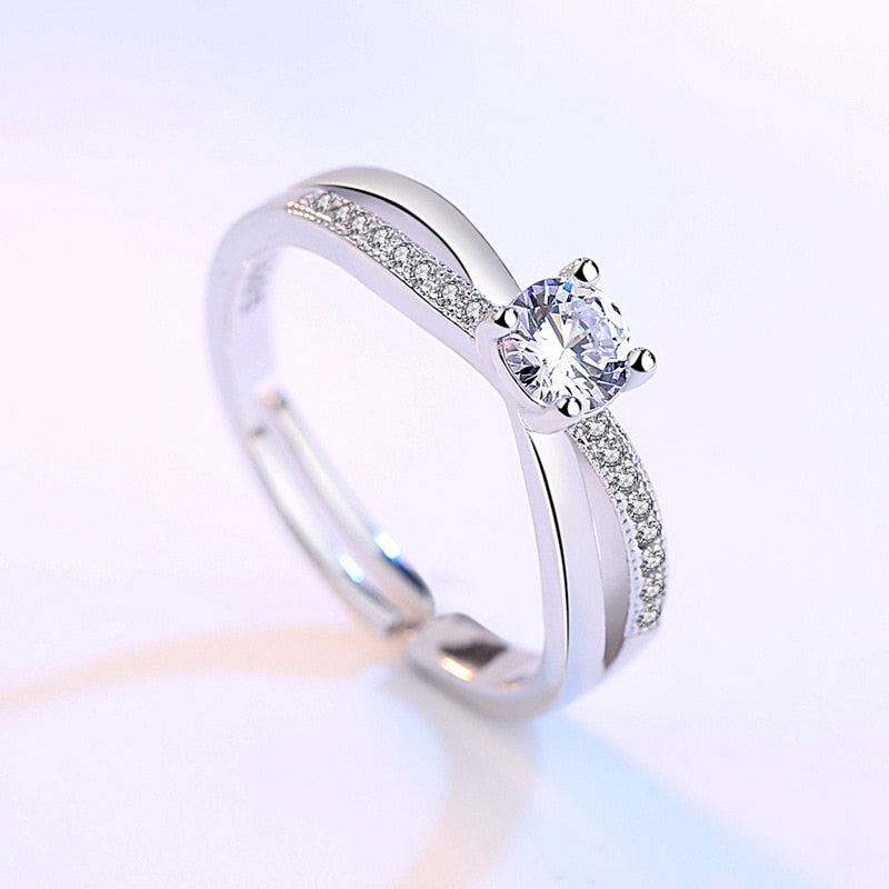 Romantisk justerbar forlovelsesring for kvinner med glitrende cubic zirconia steiner. Perfekt gaveide.