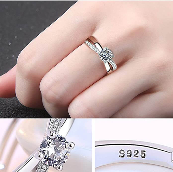Forlovelsesring for kvinner, justerbar, med klar cubic zirconia i sølvfarget design. Romantisk smykke.