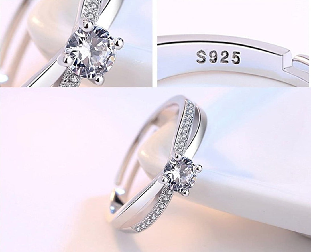 Justerbar kvinnering med glitrende cubic zirconia, ideell for forlovelse. Sølvfarget og elegant smykke.