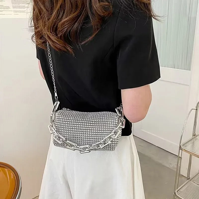 Stilfull glitrende bøtteveske med rhinestones. Damenes luksuriøse festveske og skulderveske.