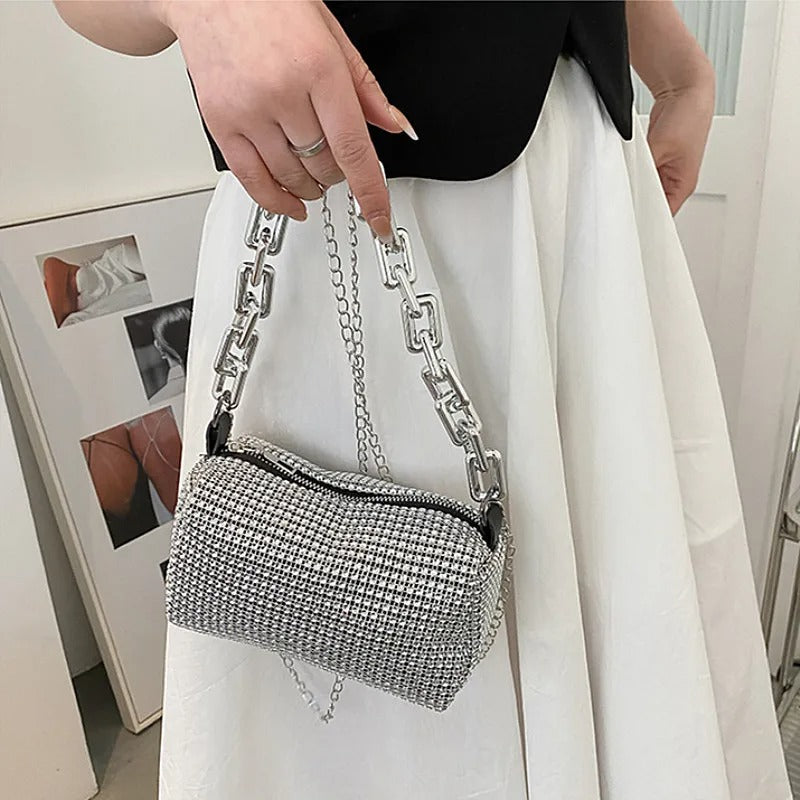 Trendy glitrende bøtteveske for kvinner. En elegant miniveske med rhinestones for moteriktig stil.