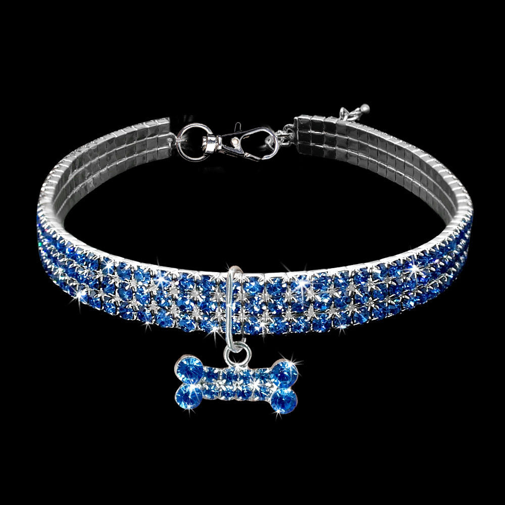 Elegant hundehalsbånd med glitrende rhinestones og dekorativt anheng. Luksuriøst tilbehør.