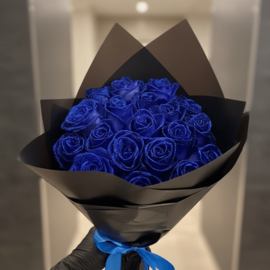 Nærbilde av glitrende rose i elegant design. Evig blomst med skinnende glitter, ideell som gave eller dekorasjon.