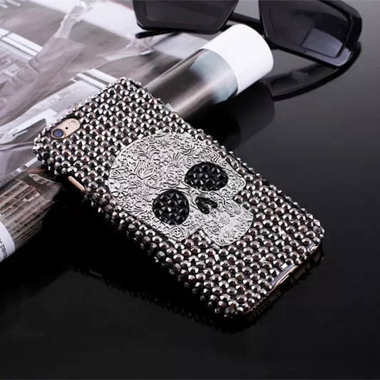 Telefondeksel til Samsung, med iøynefallende glitrende hodeskalle og diamantdesign, beskytter mobilen.