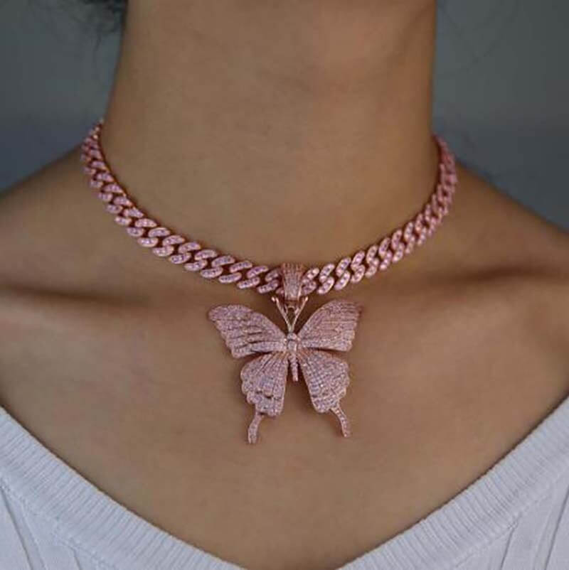 Elegant sommerfugl halskjede med glitrende krystaller for kvinner, perfekt som motetilbehør.