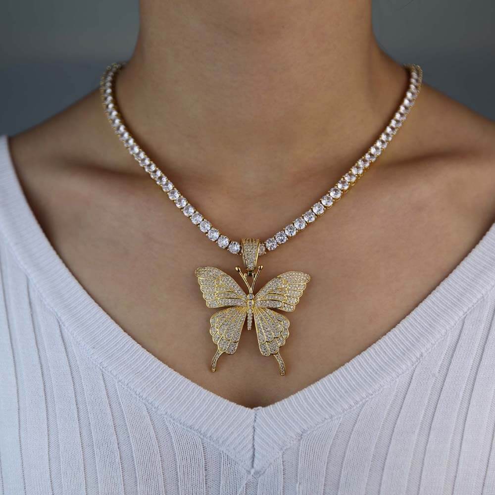 Kvinners glitrende sommerfugl choker halskjede i sinklegering. Trendy smykke med elegante krystaller.