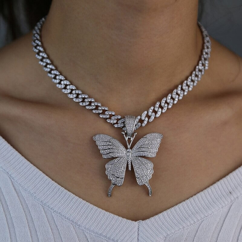 Skinnende sommerfugl halskjede med krystaller, et glitrende chokersmykke for dame. Perfekt tilbehør.