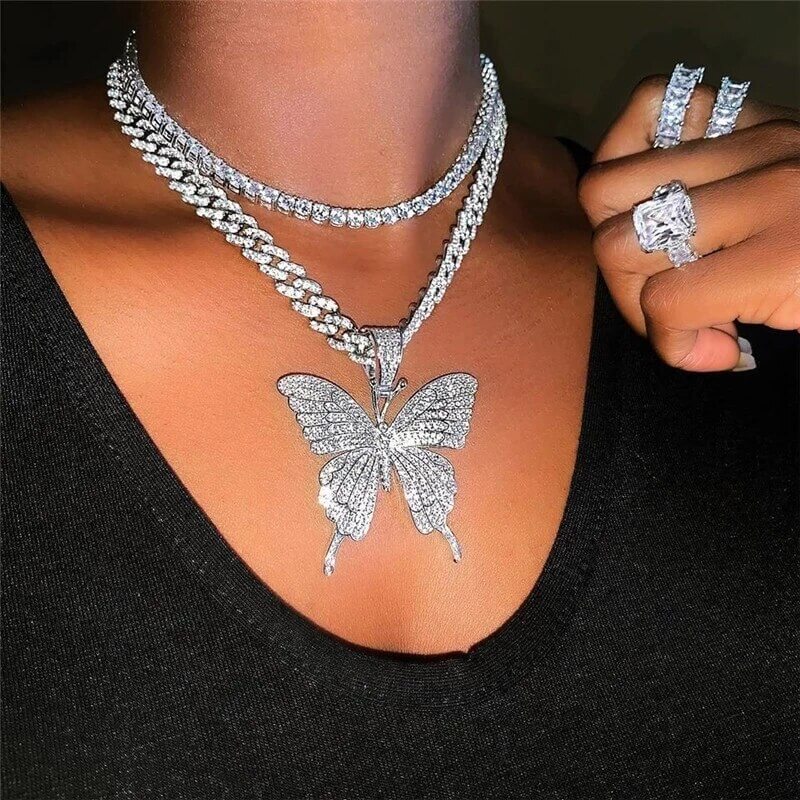 Elegant damehalskjede med glitrende sommerfugl og krystaller. Moderne choker-stil i sinklegering.