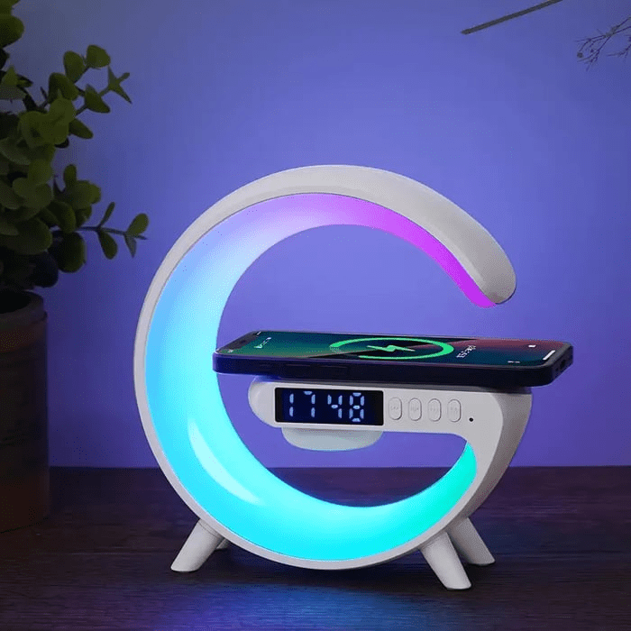 Moderne smartlampe for smarthjemmet med fargeterapi, Bluetooth-høyttaler og trådløs mobil lader.