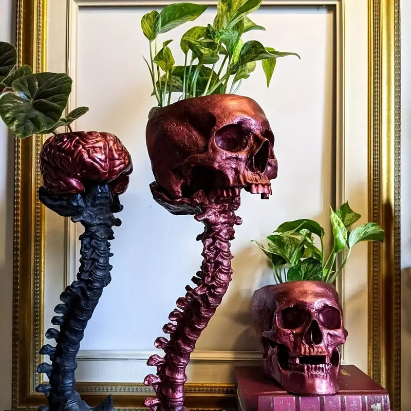 Håndlaget ryggrad planter i gotisk stil, perfekt som en unik hagedekor eller innendørs pyntegjenstand.