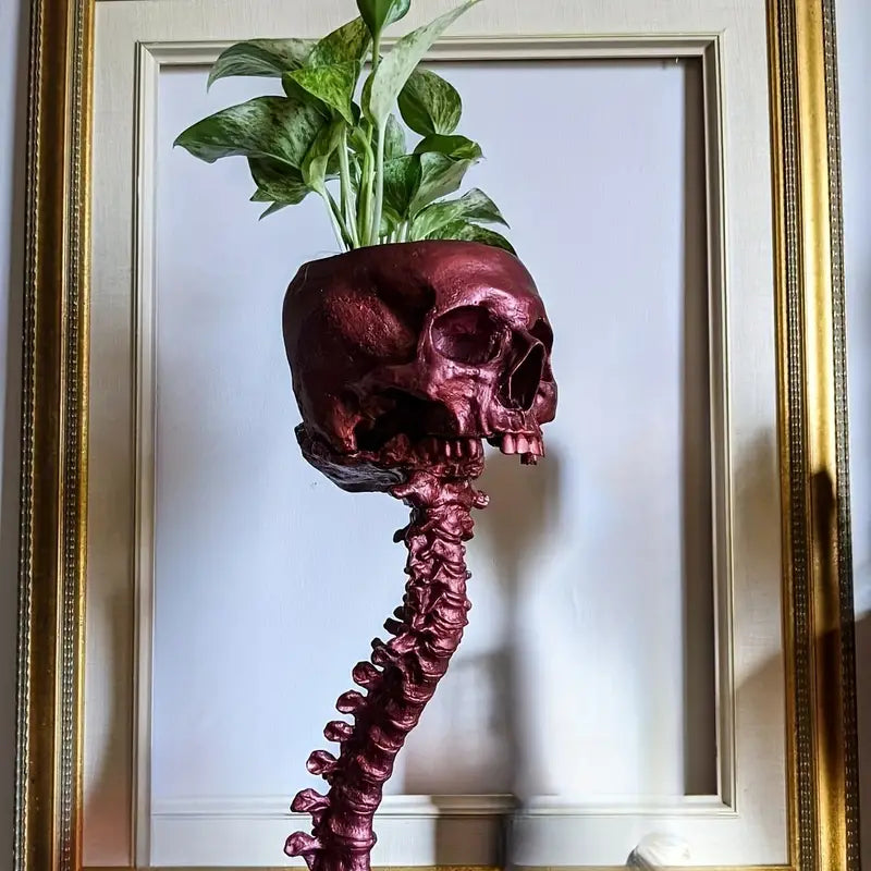 Gotisk pyntekrukke med hodeskalle og ryggrad, egnet for små planter, blomster eller som Halloween-dekorasjon.