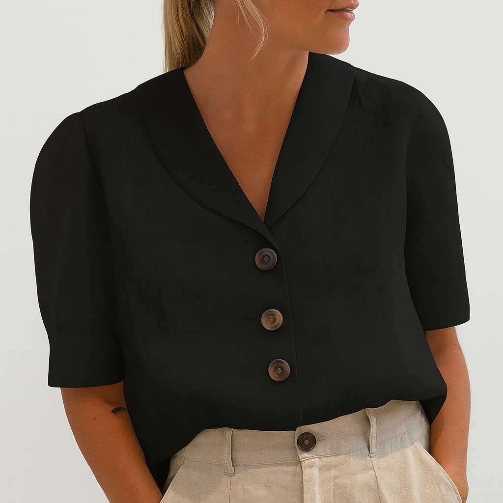 Nærbilde av hvit dame t-skjorte med myk kvalitet og avslappet passform, ideell basistopp i polyester spandex.