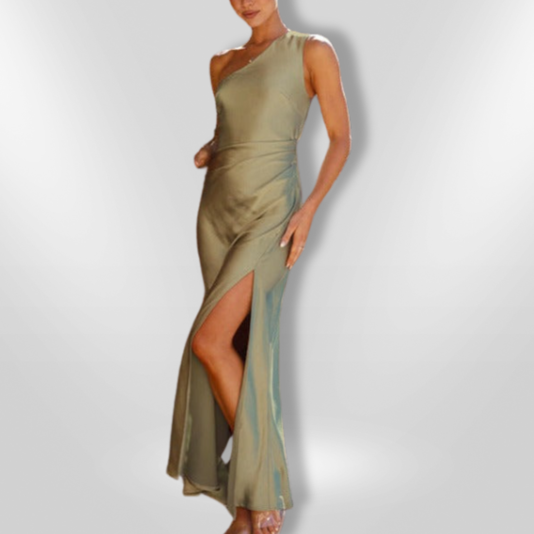 Trendy grønn damekjole: elegant asymmetrisk snitt, høy splitt og en skulder for moderne look.