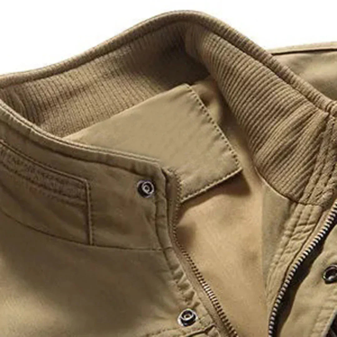 Allsidig bomullsvest for menn i khaki, designet for friluftsbekledning, fiske og turgåing. Mange lommer.