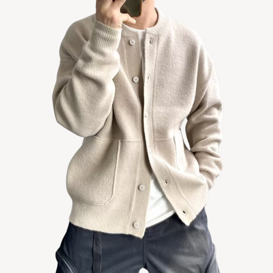 Beige herre cardigan med knapper for casual hverdagsbruk. Komfortabel strikket kofta til menn.