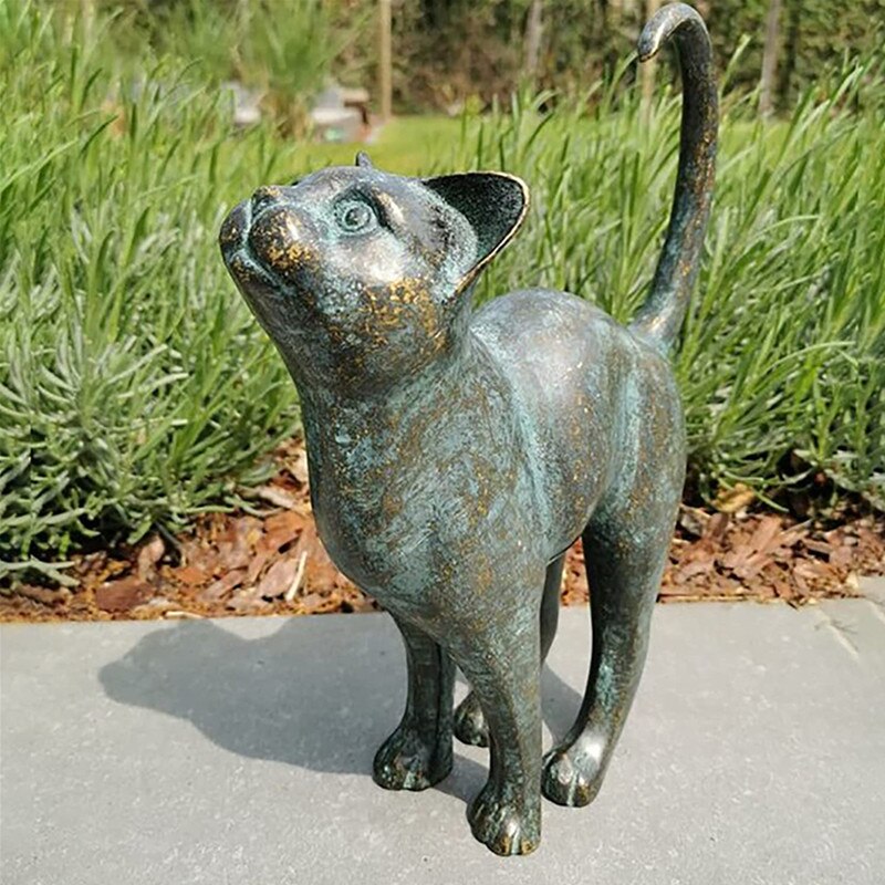 Sjarmerende grønn kattestatue i polyresin. Værbestandig hagefigur som utendørs dekorasjon og hagepynt.