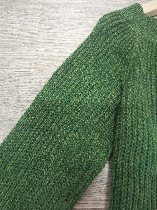 Komfortabel grønn pullover til dame. Langermet genser med rund hals, egnet for hverdag og elegant stil.