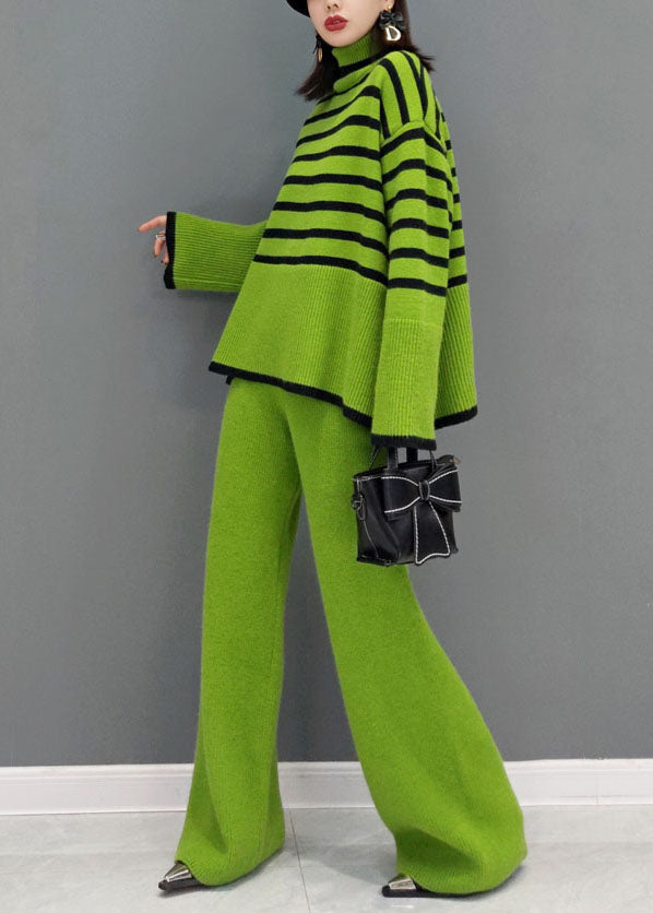 Elegant grønt stripet buksesett for kvinner, med turtleneck topp og vide ben. Ideelt for festantrekk.