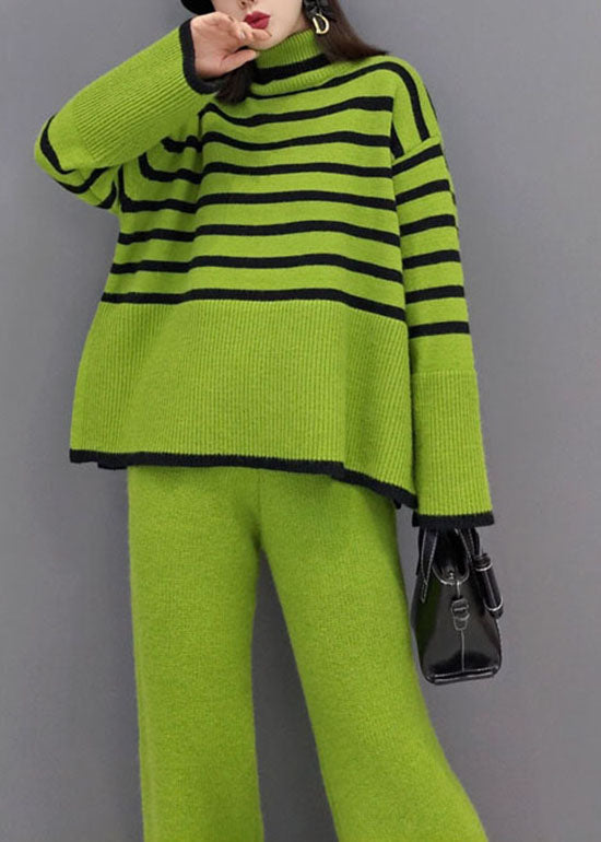Grønt, komfortabelt dame buksesett i stripet design med turtleneck topp og vide ben, for stilfull vårmote.